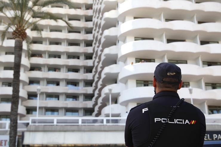 Un policía nacional fai garda fronte ao hotel Palma Bellver, onde estaban confinados 249 mozos que tiveron relación directa ou indirecta co gromo dunha viaxe de estudos a Mallorca 