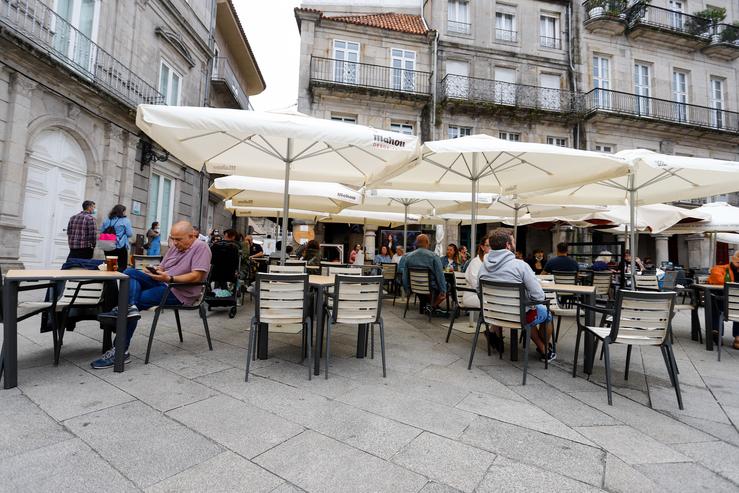 Varias persoas nunha terraza de Vigo, a 26 de xuño de 2021 