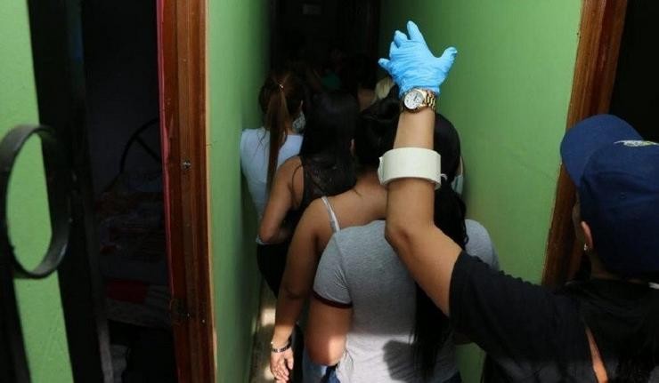 Tres cidadás venezolanas e nove colombianas rescatadas durante un operativo xudicial no que foi desarticulada unha rede de trata de persoas con fins de explotación sexual / TWITTER @PGN_PANAMA - Arquivo