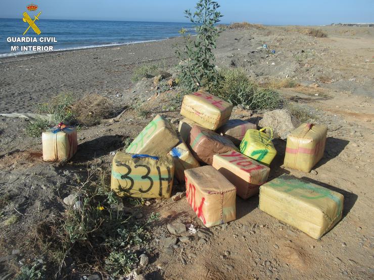 Fardos de haxix interceptados nunha praia de Albuñol (Granada). GARDA CIVIL / Europa Press