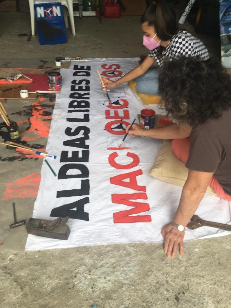 Veciñanza da plataforma "Monfero di non" facendo pancartas. / remitida