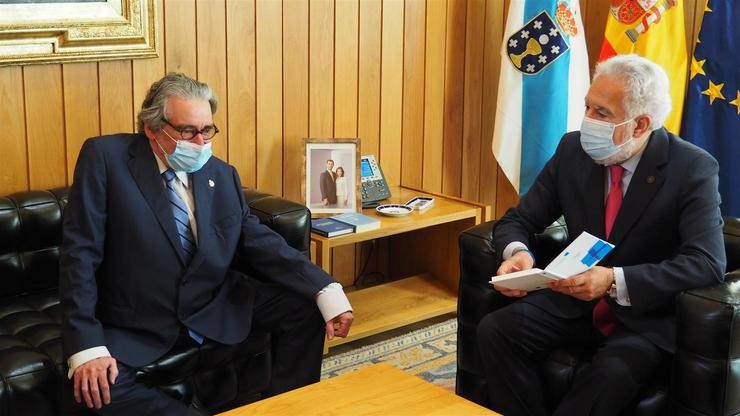 O conselleiro maior de Contas, José Antonio Redondo, fai entrega de novos informes ao presidente do Parlamento, Miguel Santalices. PARLAMENTO 