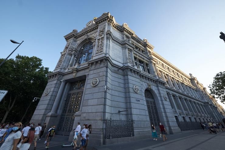 O Banco de España entre a rúa de Alcalá e a praza de Cibeles, a 24 de xullo de 2021, en Madrid (España).. Jesús Hellín - Europa Press