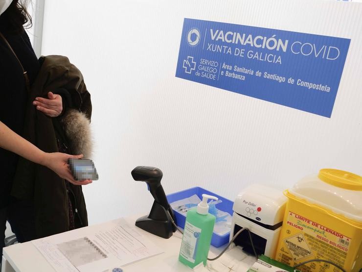 Arquivo - Unha persoa identifícase nun dispositivo de vacinación contra a COVID-19 na Cidade da Cultura de Santiago de Compostela, A Coruña, Galicia (España), a 11 de marzo de 2021. Galicia iniciou hoxe a vacinación de persoas entre 50 e 55 añ. César Arxina - Europa Press - Arquivo / Europa Press