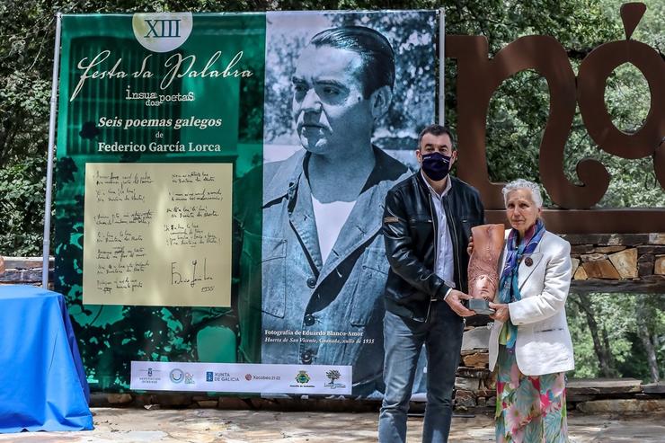 O conselleiro Román Rodríguez entrega un premio na Festa da Palabra/Luis Polo Xunta