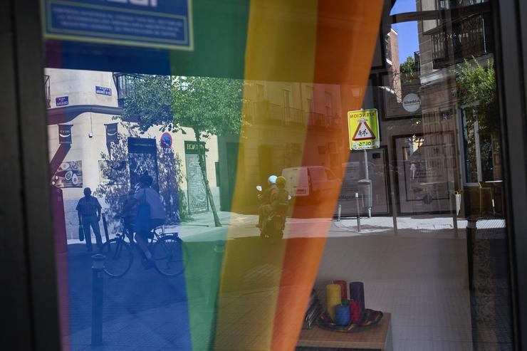 Bandeira LGTBI nun escaparate do barrio de Chueca durante a celebración do Día Internacional do Orgullo LGTBI. Jesús Hellín - Europa Press / Europa Press