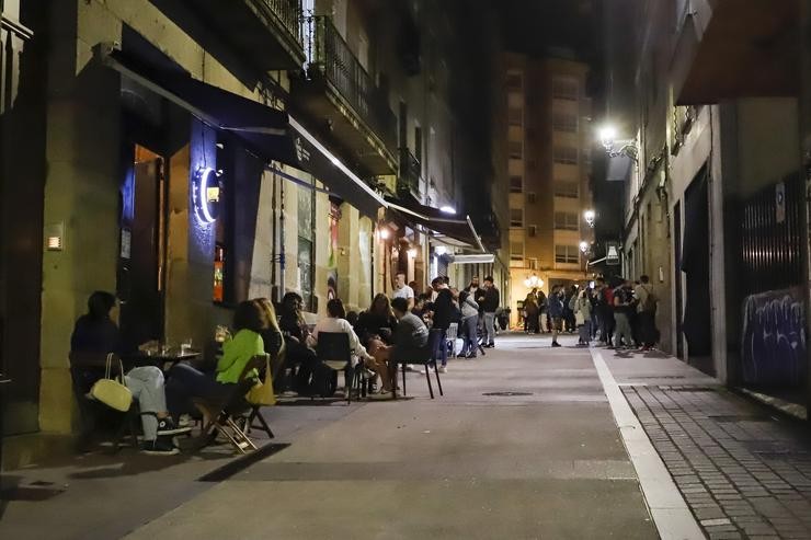 Varias terrazas con clientes durante a primeira noite da reapertura do lecer nocturno con condicións en Galicia / Europa Press
