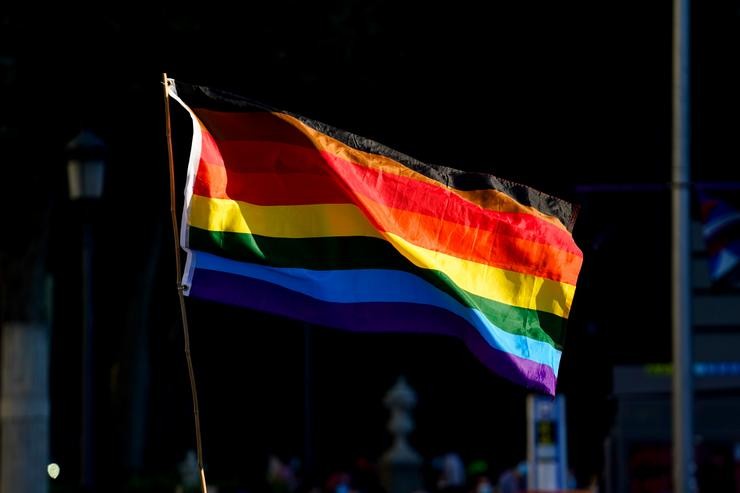 A bandeira LGTBI durante unha manifestación centrada no colectivo trans, a 28 de xuño de 2021, en Madrid, (España). Convocada por Orgullo Crítico, a marcha ten como obxectivo mostrar o seu apoio ao colectivo trans coincidindo co Día Internacional d. A. Pérez Meca - Europa Press