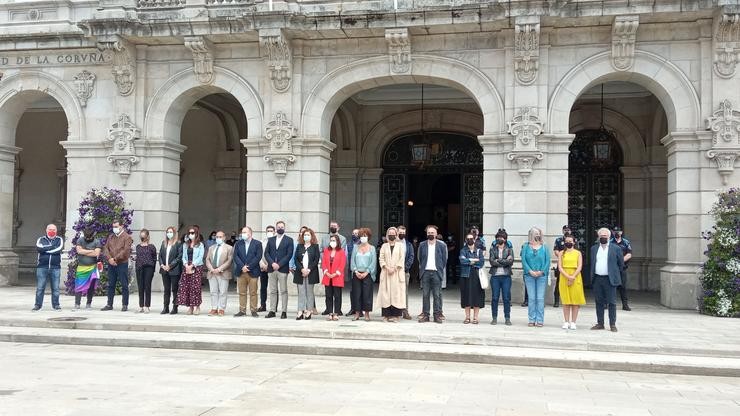 A alcaldesa da Coruña, Inés Rei, e a subdelegada do Goberno na Coruña, María Rivas, concéntranse xunto a políticos, asociacións LGTBI e cidadáns para condenar a agresión mortal a Samuel na madrugada do sábado 3 de xuño. / Europa Press
