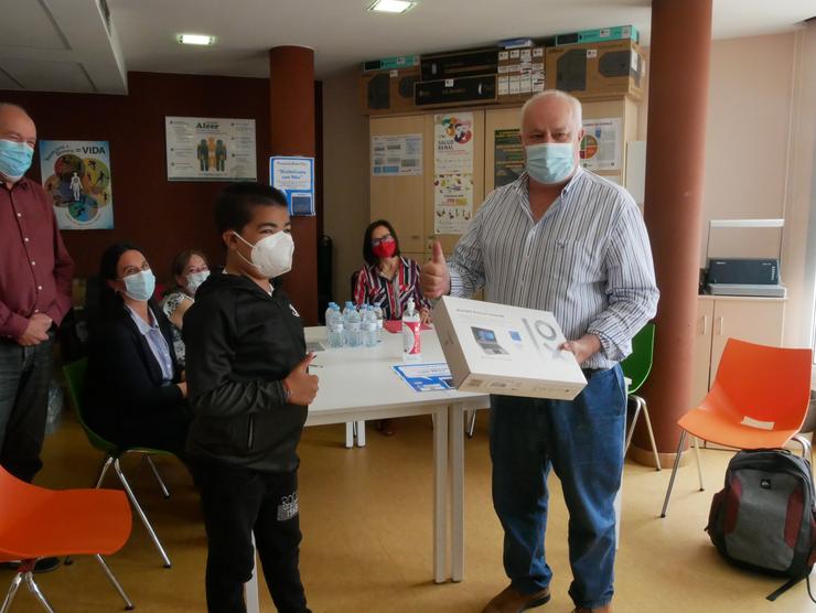 Fundación Amigos de Galicia entrega material informático a un menor de 12 anos de Ferrol recentemente trasplantado de ril.. FUNDACIÓN AMIGOS DE GALICIA / Europa Press