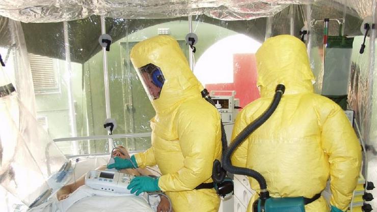 Persoal sanitario atendendo a un enfermo de ébola 