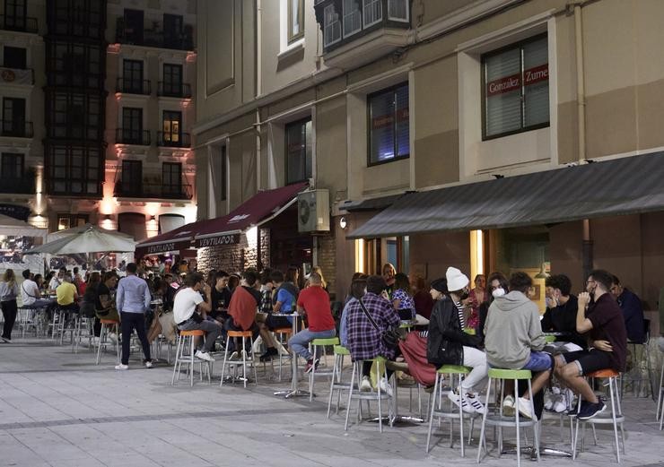 Ambiente nunha rúa de bares de Santander, antes do seu peche a medianoite, a 3 de xullo de 2021, en Santander, Cantabria (España). A rexión de Cantabria acordou pechar a partir deste venres e durante 14 días os locais de lecer nocturno ás 00:00. Juan Manuel Serrano Arce - Europa Press / Europa Press