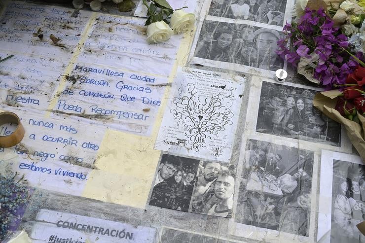 Fotografías e notas escritas no altar colocado na beirarrúa onde foi golpeado Samuel, o mozo asasinado na Coruña o pasado sábado 3 de xullo, a 6 de xullo de 2021, na Coruña, Galicia, (España). Familiares, amigos, e veciños organizaron este a o. M. Dylan - Europa Press 