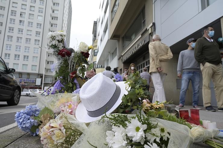 Flores e obxectos no altar colocado na beirarrúa onde foi golpeado Samuel, o mozo asasinado na Coruña o pasado sábado 3 de xullo, a 6 de xullo de 2021, na Coruña, Galicia, (España).. M. Dylan - Europa Press 