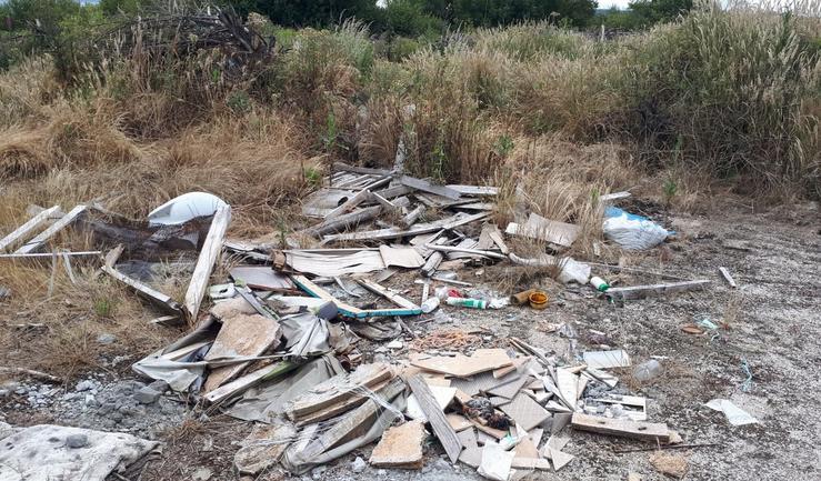 Imaxe do lixo depositado na antiga Lagoa de Antela polo que o Santander e Aliseda foron sancionados/Amigos da Terra