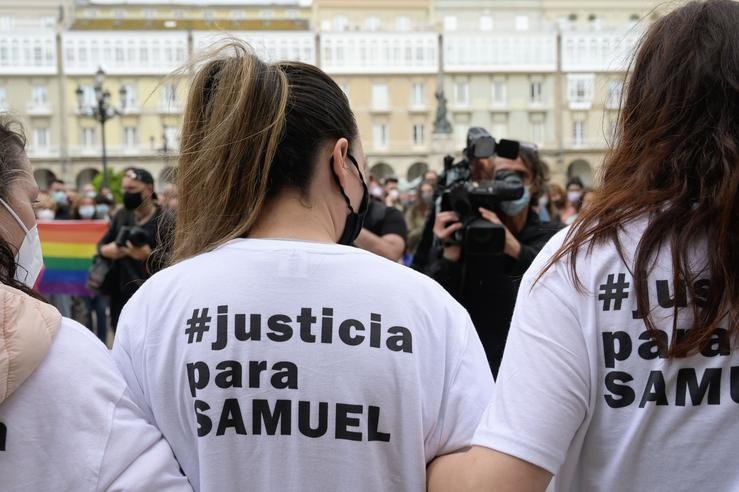 Os amigos de Samuel durante unha manifestación para condenar o asasinato do mozo de 24 anos o pasado sábado na Coruña debido a unha malleira, a 5 de xullo de 2021, na Coruña, Galicia, (España). Baixo a lema, #JusticiaParaSamuel, os asistentes quere. M. Dylan - Europa Press 