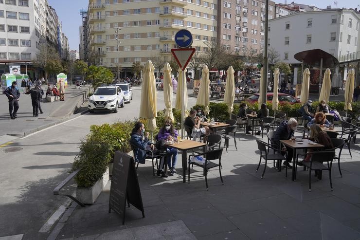 Arquivo - Terrazas de restaurantes cheas de xente en Santiago de Compostela.. Álvaro Ballesteros - Europa Press - Arquivo 