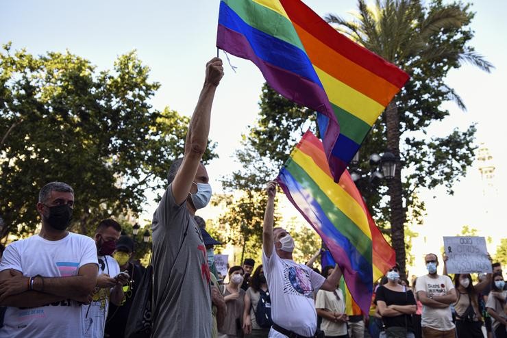 Mozos sosteñen a bandeira LGBTI nunha manifestación o pasado luns. Jorge Gil - Europa Press 