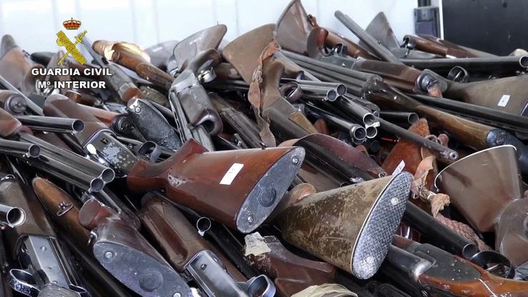 Armas, escopetas, fusiles e ametralladoras incautadas pola Garda Civil / Garda Civil.