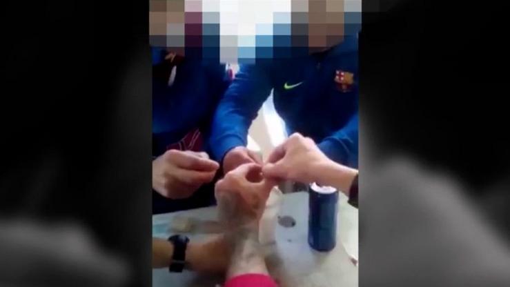 Captura dun vídeo no que se ven a varios internos do cárcere de Monterroso, en Lugo, consumindo droga / El País