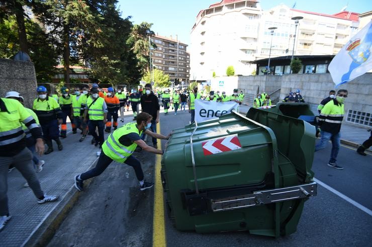 Un traballador de Ence tira un colector para protestar contra o peche da pasteira de Lourizán. Beatriz Ciscar - Europa Press / Europa Press