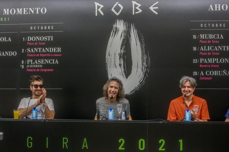 O cantante de Extremoduro, Roube Iniesta (c) xunto dous membros da súa banda. Ricardo Rubio - Europa Press / Europa Press