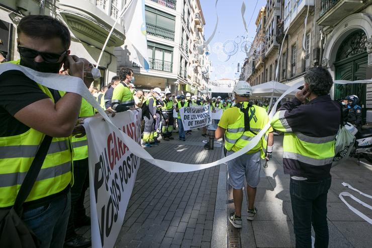 Varios traballadores de Ence con pancartas ante o Concello de Pontevedra 