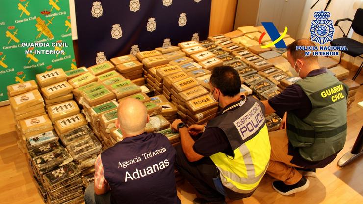 A Axencia Tributaria, nunha operación conxunta coa Policía Nacional e a Garda Civil, incautouse de 1.100 quilogramos de cocaína nun colector que se atopaba nunha nave de València.. AEAR/POLICÍA NACIONAL/GARDA CIVIL / Europa Press