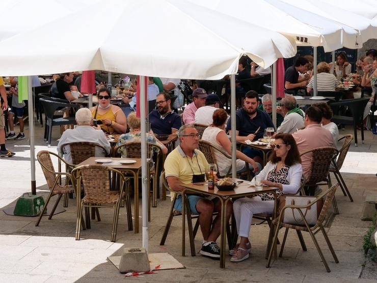 Varias persoas na terraza dun restaurante o día en que o TSXG declara nula a petición de certificado Covid para entrar en hostalaría, a 12 de agosto de 2021, en Santiago de Compostela, A Coruña, Galicia (España). O Tribunal Superior de Xustiza d. César Arxina - Europa Press / Europa Press