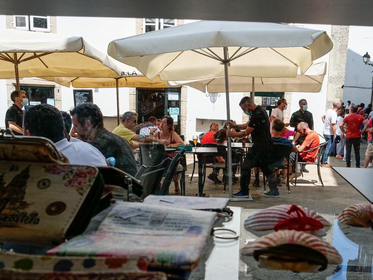 Varias persoas na terraza dun restaurante o día en que o TSXG declara nula a petición de certificado Covid para entrar en hostalaría. César Arxina - Europa Press 