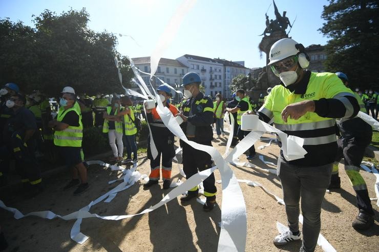 Varios traballadores de Ence tiran rolos de papel para protestar contra o peche da pasteira de Lourizán, a 11 de agosto de 2021, en Pontevedra, Galicia (España). Os empregados manifestáronse polo peche da pasteira de Lourizán. Beatriz Ciscar - Europa Press / Europa Press