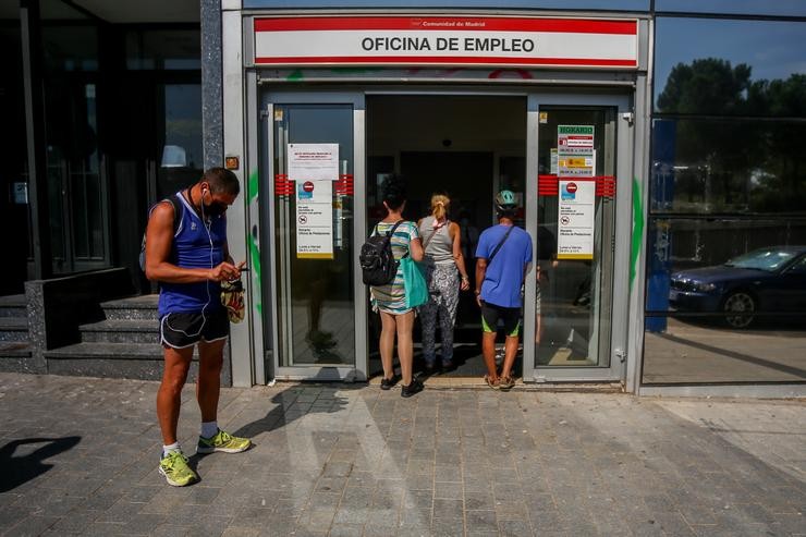 Varias persoas esperan a entrar a unha oficina do SEPE. Ricardo Rubio - Europa Press / Europa Press