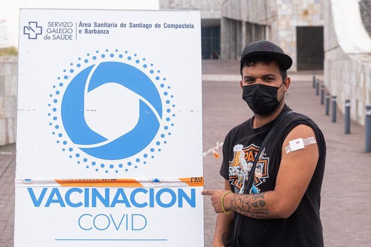 Un mozo mostra o seu brazo tras ser vacinado contra o Covid-19 no complexo de Cidade da Cultura, en Santiago de Compostela, en xullo de 2021.. César Arxina - Europa Press