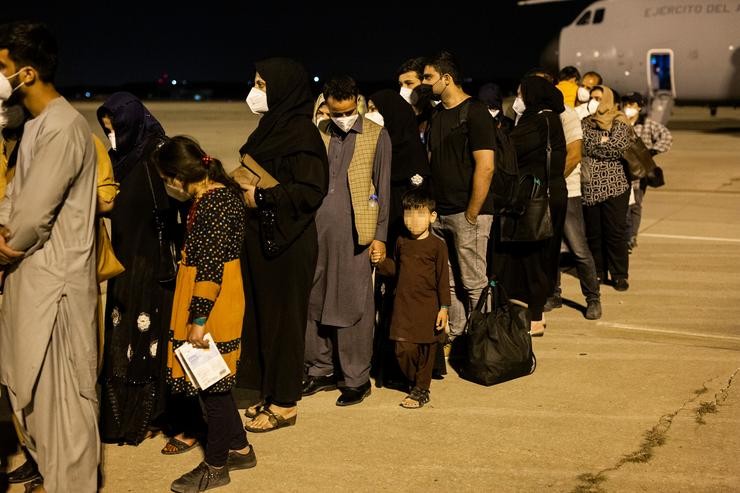 Varias persoas repatriadas chegan á pista tras baixarse do avión A400M no que foron evacuados de Cabul (Afganistán), a 19 de agosto de 2021, en Torrejón de Ardoz, Madrid / Alejandro Martínez Vélez - Europa Press.