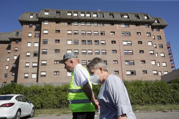 Dous anciáns pasean fronte á residencia das Gándaras, a maior de Lugo, despois de contabilizar un total de 49 positivos, a 17 de agosto de 2021 