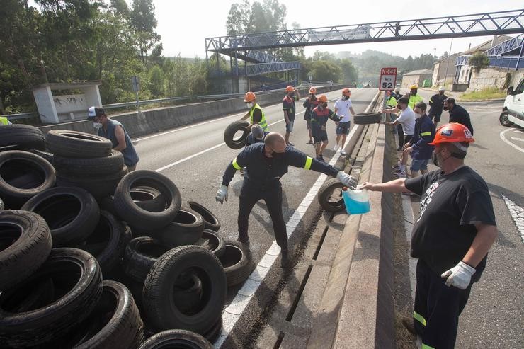 Arquivo - Traballadores de Alcoa cortan unha estrada no marco da súa concentración para defender o futuro da fábrica de aluminio en San Cibrao. César Arxina - Europa Press - Arquivo / Europa Press
