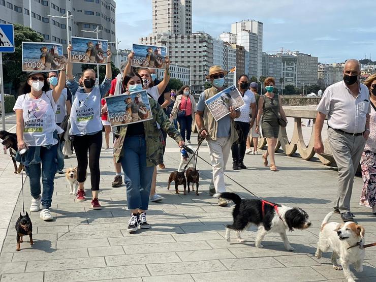 Concentración no paseo de Riazor para pedir o libre acceso dos cans aos areais. PACMA 