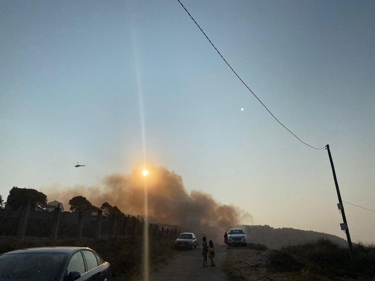 Un helicóptero trata de apagar o lume declarado en Razo, en Carballo 