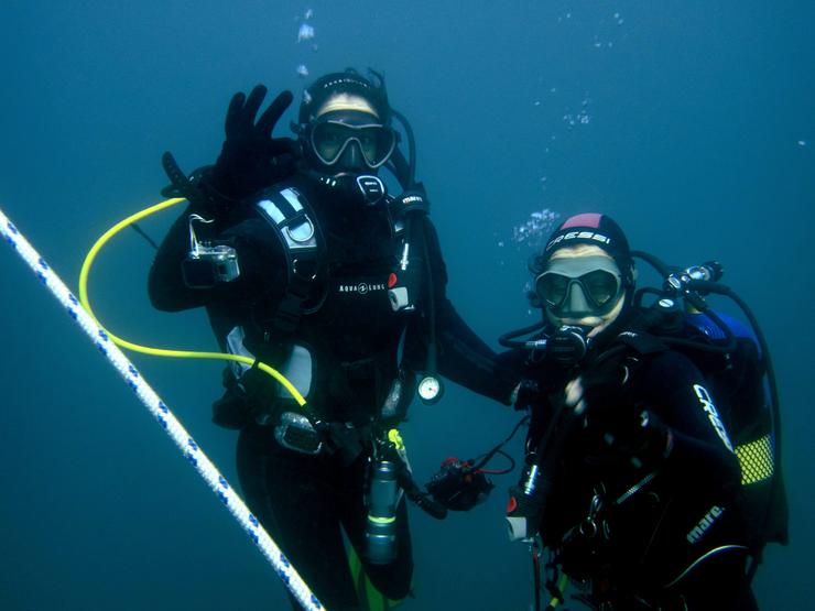 Sara Carrasco e Silvia Iglesias no fondo mariño - cedida