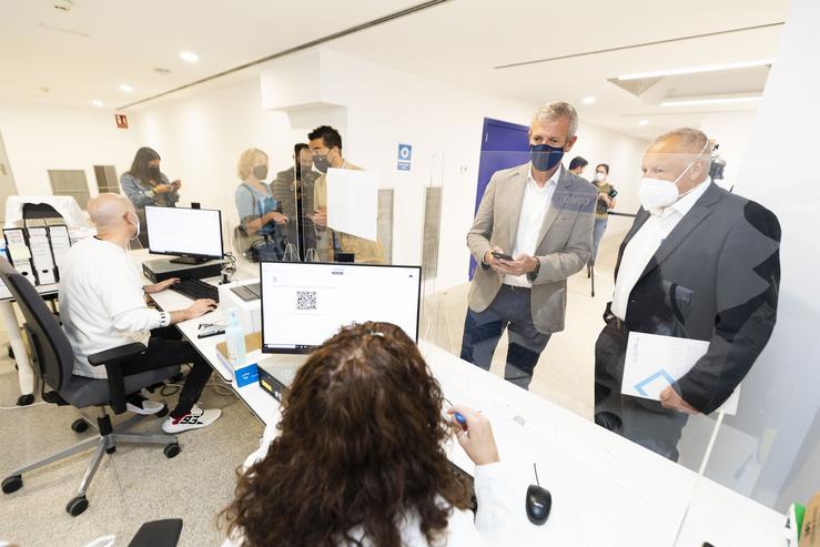O vicepresidente Alfonso Rueda visita o punto de xestión administrativa covid en Pontevedra. XUNTA 