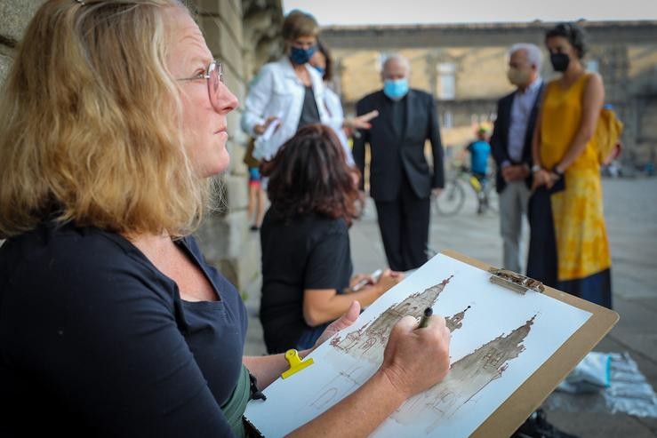 As ilustradoras Maru Godas e Roisín Curei á súa chegada a Santiago tras facer o Camiño dentro do programa 'Cadernos de viaxe, ou debuxo non Camiño'. ANA VARELA 