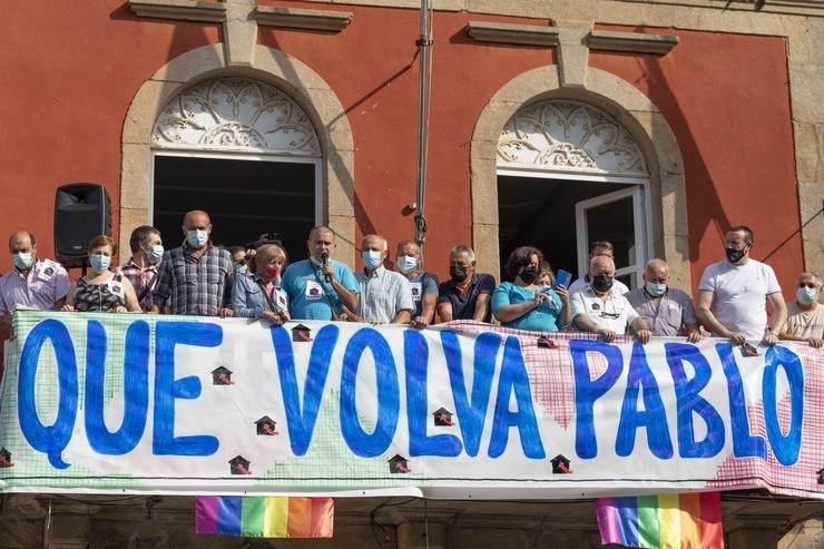 Un grupo de persoas sostén unha pancarta nunha concentración pola "situación agónica" do mariñeiro galego retido en Iemen, a 28 de agosto de 2021, en Bueu Pontevedra, Galicia, (España). Beatriz Ciscar - Europa Press / Europa Press
