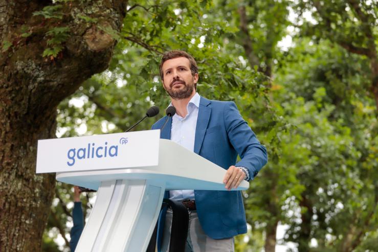 O presidente do PP, Pablo Casado, no acto de arranque político en Cerdedo-Cotobade, carballeira de San Xusto. 30 de agosto de 2021.. MARTA VÁZQUEZ 