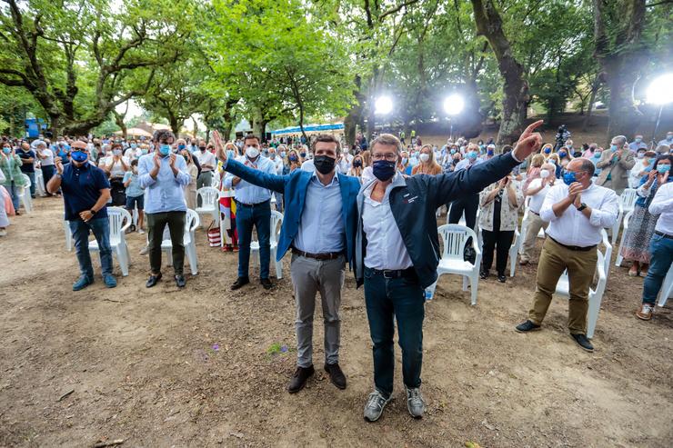 O presidente do PPdeG, Alberto Núñez Feijóo,  e o presidente nacional do PP, Pablo Casado, saúdan durante o acto de inicio do curso político, celebrado en Cerdedo-Cotobade (Pontevedra) o 29 de agosto de 2021.. MARTA VÁZQUEZ