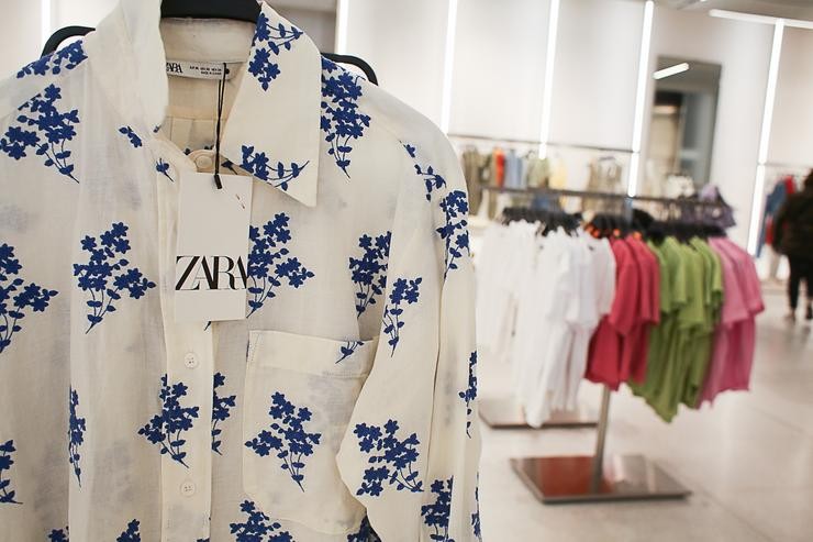 Arquivo - Unha camisa marca Zara, no interior dunha tenda, o día que Inditex anunciou que acometerá 56 peches durante o verán.. Cézaro De Luca - Europa Press - Arquivo / Europa Press