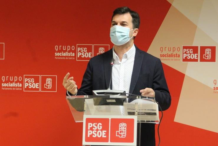 O secretario xeral do PSdeG, Gonzalo Caballero, nunha rolda de prensa nas instalacións do grupo socialista no Parlamento de Galicia.. PSDEG-PSOE