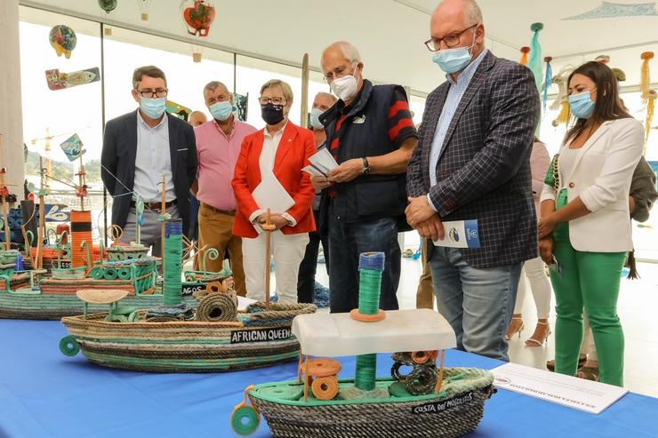 A conselleira do Mar, Rosa Quintana, inaugura unha mostra de obras realizadas a partir de residuos recolleitos no litoral. LUÍS POLO / Europa Press