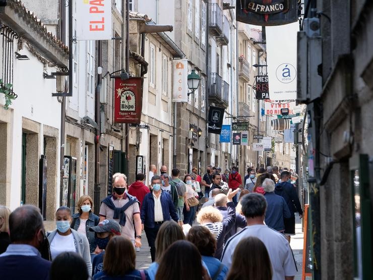 Varias persoas nunha rúa do centro de Santiago de Compostela, a 31 de xullo de 2021, en Santiago de Compostela. César Arxina - Europa Press / Europa Press