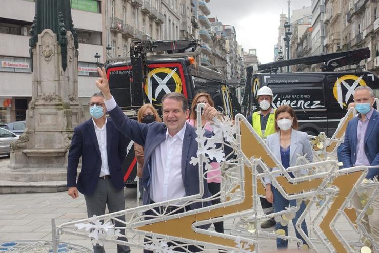 O alcalde de Vigo, Abel Caballero, acompañado de varios concelleiros, agarraches ao comezo da montaxe da iluminación do Nadal.. CONCELLO DE VIGO / Europa Press