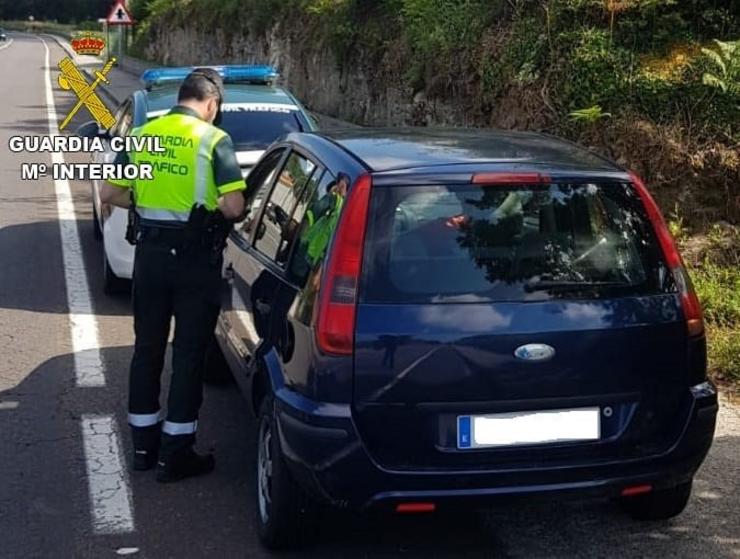 A Garda Civil investigou a un condutor por circular a 135 km/h nun tramo limitado a 50 en Camariñas (A Coruña).. GARDA CIVIL / Europa Press